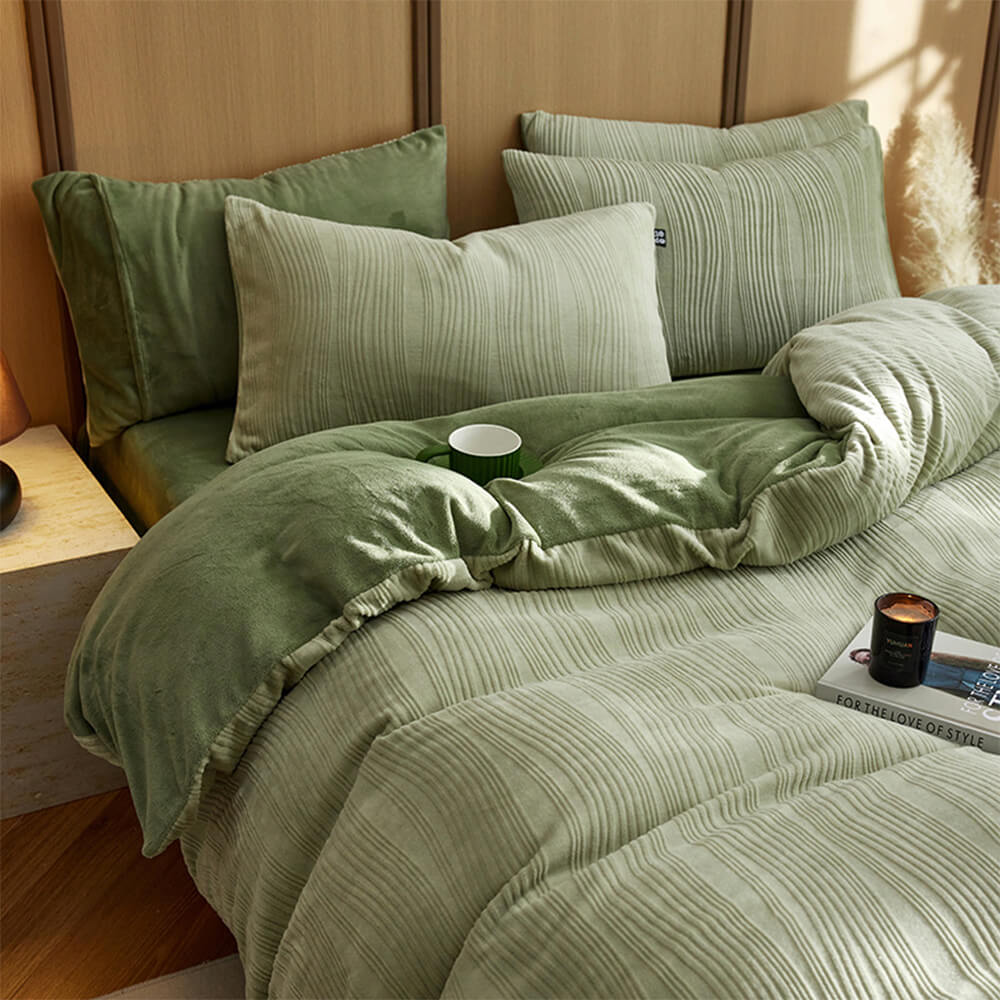 Cozy Velvet Bedding Set - Soft Wavy Line Design